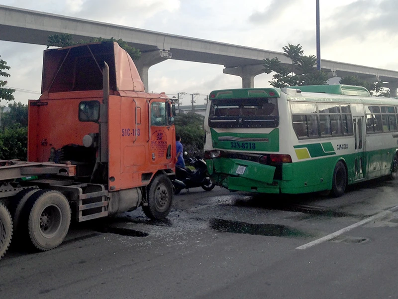 Xe buýt bị container tông vào đuôi khiến hàng chục hành khách hoảng loạn